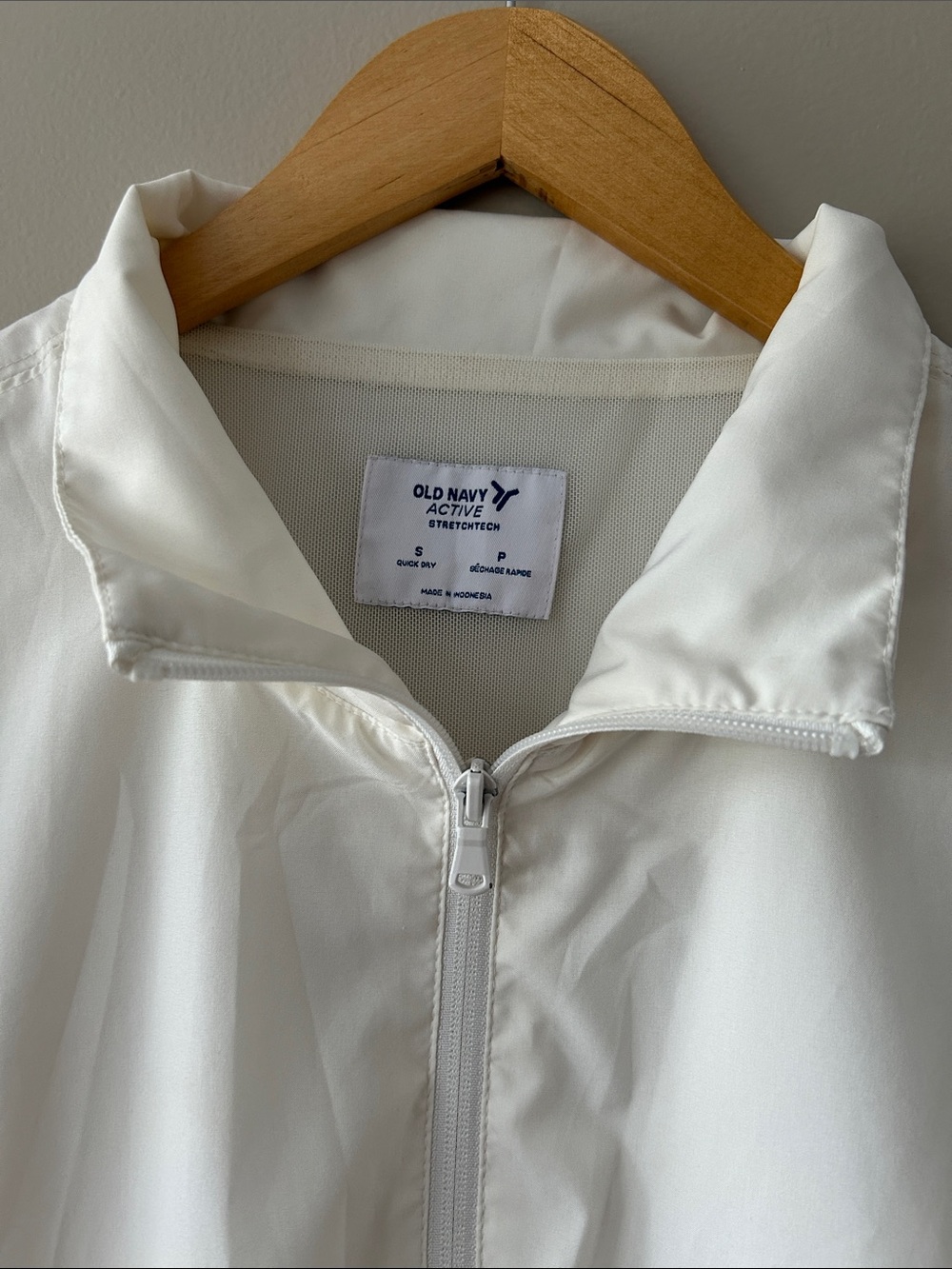 Old Navy StretchTech Packable Ruffle-Trim Jacket - Picture 5 of 9
